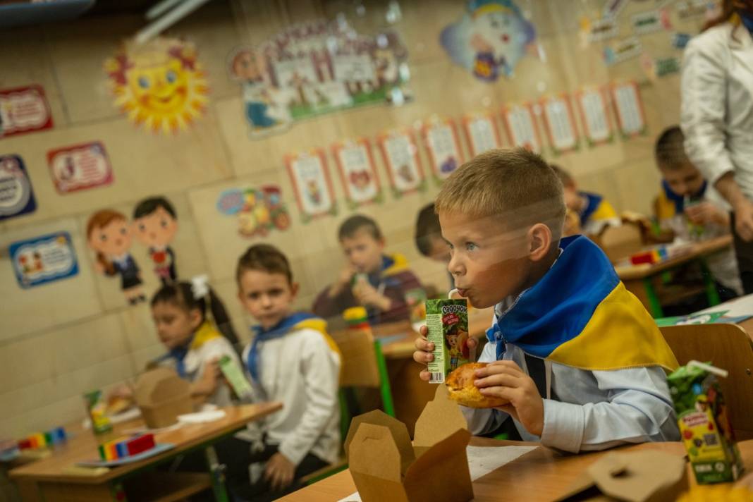 Füze saldırılarının gölgesinde yeni eğitim yılı: Ukrayna'da ilk ders zili metroda çaldı 17